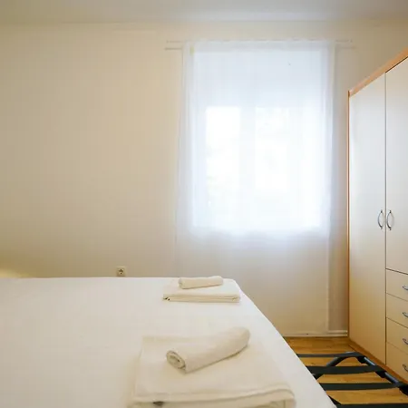 Апартаменты Cozy Brudet Old Town 1st Floor Ac