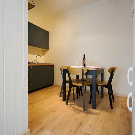 Cozy Brudet Old Town 1st Floor Ac Апартаменты *