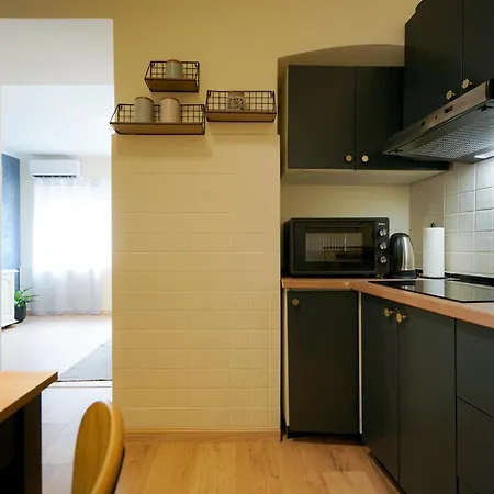 Апартаменты Cozy Brudet Old Town 1st Floor Ac