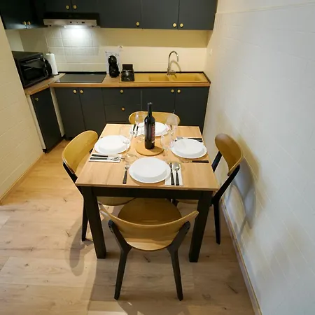 Cozy Brudet Old Town 1st Floor Ac Апартаменты *