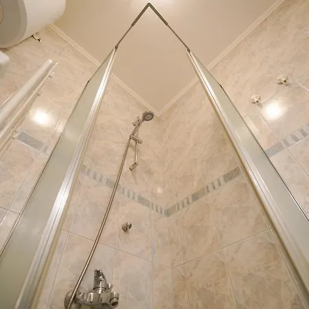 Cozy Brudet Old Town 1st Floor Ac Апартаменты *